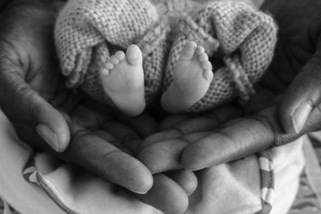 „Stärekanner“ / Wie eine Fotografin trauernden Eltern in Luxemburg einen letzten Moment mit ihren Babys schenkt