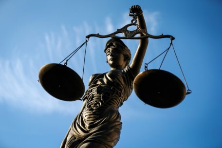 Deutschland / Syrer unter anderem über den Findel eingeschleust: Mehr als drei Jahre Haft für 49-Jährige