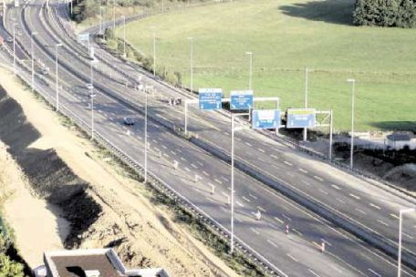 Sechs statt vier Spuren auf der A6? Am Gaspericher Kreuz seit 20 Jahren Realität. Auf- und Abfahrt zur A3 wurden dort vor mehr als zwei Jahrzehnten auf einer Länge von 600 Metern verbreitert, am 21. September 2004 berichtete das Tageblatt über den Abschluss der Bauarbeiten.