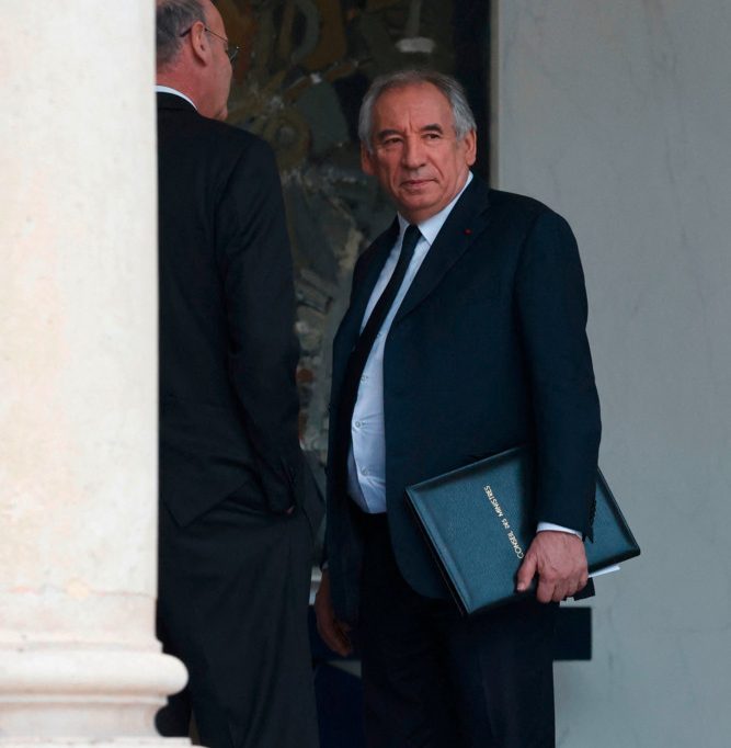 France / Semaine délicate pour Bayrou: Motion de censure, Cour des Comptes … et scandale?