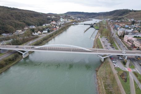 Die erste Brücke zwischen Grevenmacher und Wellen wurde 1881 errichtet, jedoch im Jahr 1944 zerstört. Ein Wiederaufbau erfolgte 1955, doch diese Brücke wurde 2011 abgerissen. Zwei Jahre später, 2013, wurde eine neue Brücke errichtet. Sie verbindet die luxemburgische N10 mit der deutschen B419. Sie ist 213 Meter lang und liegt 8,39 Meter über dem höchsten Schifffahrtswasserstand.