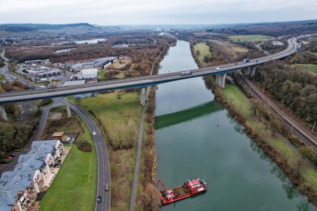 Das Viadukt von Schengen, eine Autobahnbrücke, besteht aus zwei parallelen Teilbrücken. Sie wurde zwischen 1998 und 2002 erbaut und 2003 eröffnet. Mit Baukosten von 20 Millionen Euro verbindet sie die luxemburgische A13 mit der deutschen A8. Der nördliche, flussabwärts gelegene Brückenteil misst 607 Meter, während der südliche, flussaufwärts gelegene Teil 597 Meter lang ist. Die Brücke ragt 23,7 Meter über den höchsten Schiffsfahrwasserstand.