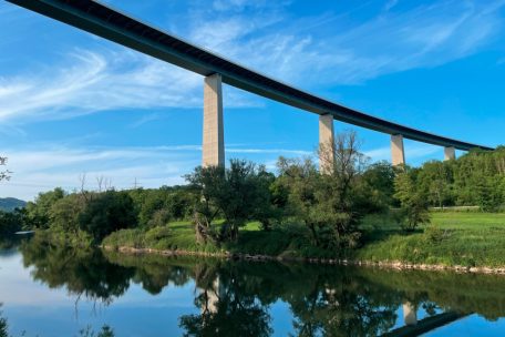 Die Sauertalbrücke ist eine 1.195 Meter lange Autobahnbrücke der deutschen A64 und der luxemburgischen A1. Sie überspannt das Tal der Sauer oberhalb von Wasserbillig in einer Höhe von maximal 98 Metern.