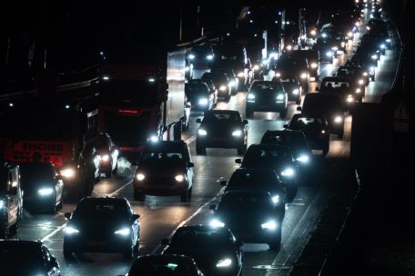 Wenn es Nacht wird in Stuttgart, in der Stadt der Autos – hier auf der Bundesstraße 10