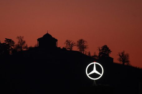 Der Mercedes-Stern des Werks in Untertürkheim leuchtet in der Morgendämmerung. Viele fürchten um die Zukunft der Autoindustrie.