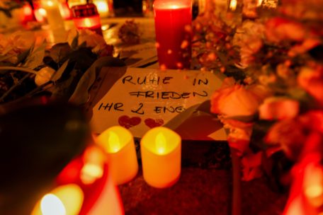 Trauerbekundungen am Straßenrand in der Nähe des Stiglmaierplatzes in München