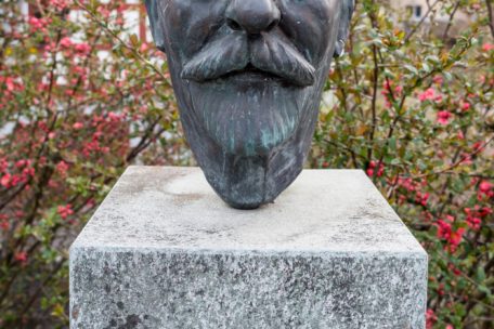 Büste von Hermann Müller-Thurgau vor seinem Geburtshaus im schweizerischen Tägerwilen