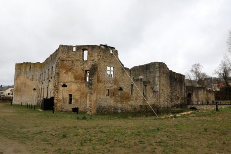 Im Westen des Landes findet in der Umgebung von historischen Gemäuern ebenfalls ein Karnevalsumzug statt