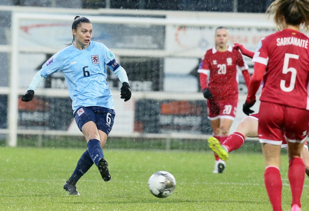 Fußball / Luxemburgs Nationalspielerin Marta Estevez kommt vom Schulhof nach Thessaloniki