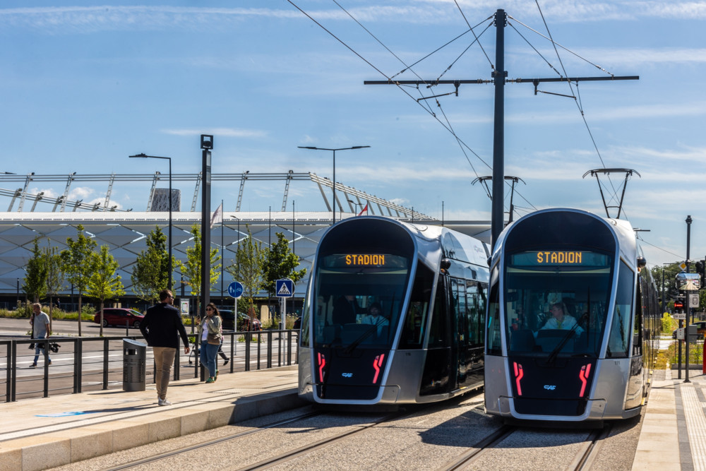 Luxemburg / Erste Tramlinie fährt vom Stade de Luxembourg bis zum Flughafen komplett durch