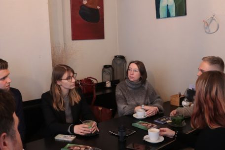 Kaffeerunde mit Interessierten: Jeanne Dillschneider (Mitte links)