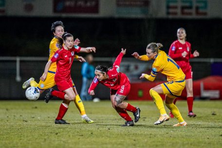 Amy Thompson (M.) und Charlotte Schmit (l.) spulten viele Kilometer zurück