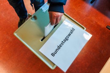 Unterwegs bei den Nachbarn / Unsere große Wahlkampf-Reportage: Hinter der Grenze lauert die Polizei – oder Alice Weidel