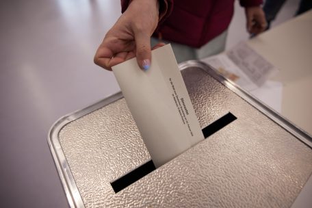 Deutschland / Wahlbeteiligung bis Mittag etwa auf Niveau von 2021