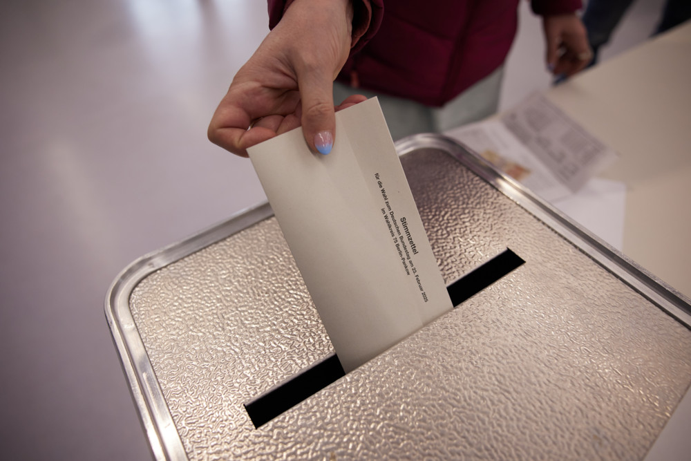 Deutschland / Wahlbeteiligung bis Mittag etwa auf Niveau von 2021