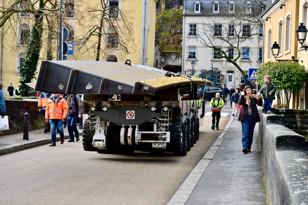 Luxemburg-Grund / Neue Fußgänger- und Radfahrerbrücke wurde per Joystick durch den Grund bewegt