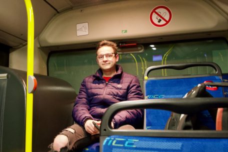Am Düdelinger Hauptbahnhof steigt Nelson Goncalves nach einer Nacht mit Freunden ein