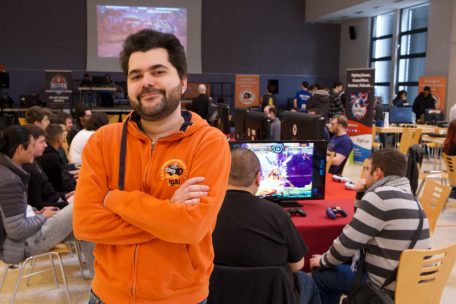 Alessandro Spigarelli erklärt, warum Offline-Gaming wertvoll ist und wie Spieler durch direkte Interaktion voneinander lernen