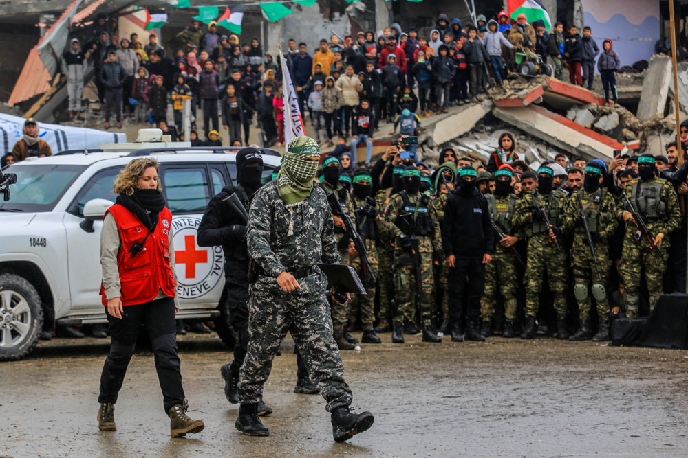 Nahost-Konflikt / Israel kritisiert Inszenierung bei Geiselübergabe, Hamas wirft Netanjahu Gefährdung der Waffenruhe vor