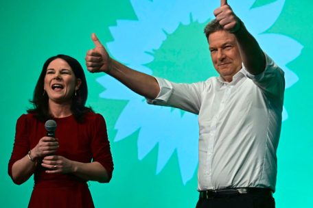 Gr&uuml;ner Spitzenkandidat Robert Habeck (rechts) und Au&szlig;enministerin Baerbock