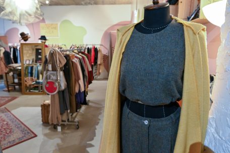 Bei „Lët’z Refashion“ kann man unter anderem upgecycelte und Secondhand-Kleider kaufen, mehr über den Überkonsum bei Kleidung erfahren oder an Workshops teilnehmen