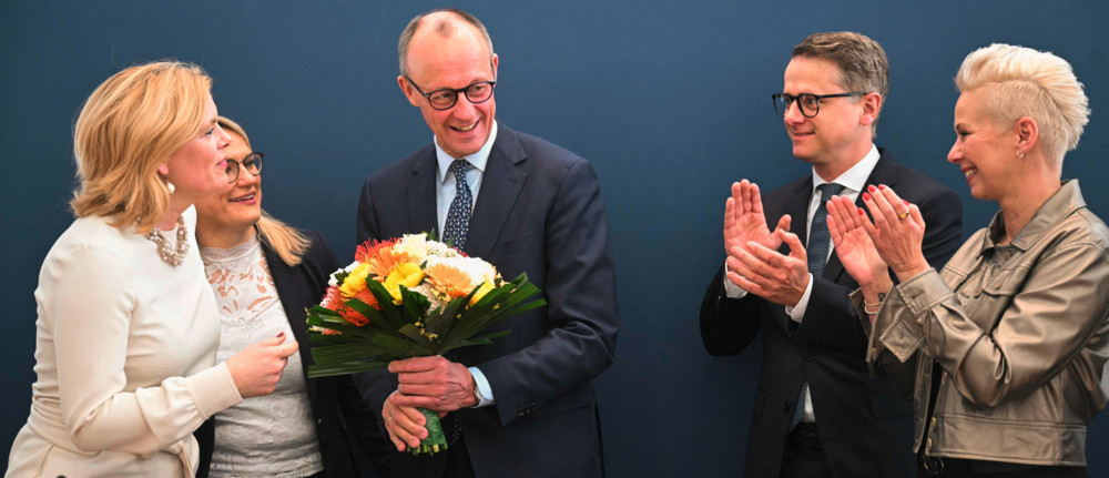 Deutschland / Wie Merz jetzt die SPD ins Koalitionsboot holen will