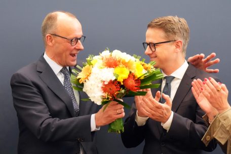 Wahlsieger Friedrich Merz, CDU-Bundesvorsitzender und wohl künftiger Bundeskanzler, erhält zu Beginn der Sitzung des CDU-Vorstands einen Blumenstrauß. Rechts steht klatschend Carsten Linnemann, Generalsekretär der CDU.