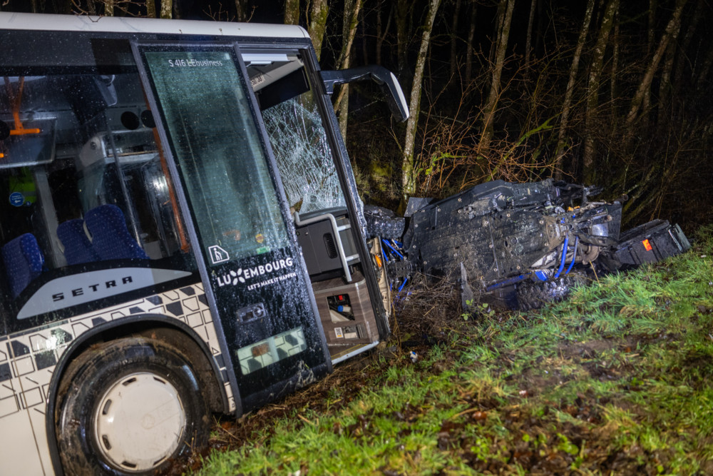 Fahrer in Lebensgefahr / Geländewagen kollidiert bei Bitburg mit Luxemburger Bus