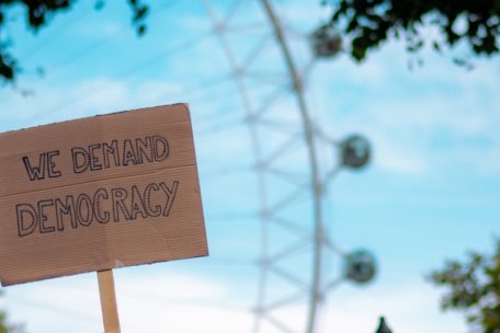 Kommentar / Jugendliche vertrauen wenig in Demokratie – Was ist zu tun?