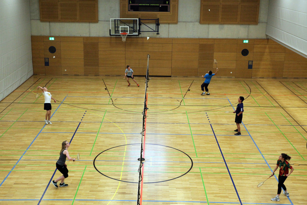 Editorial / Mehr Sportunterricht: Ein Tropfen auf den heißen Stein