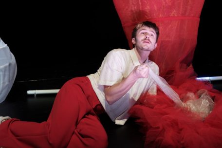 Das zentrale Bühnenbild: ein begehbarer Uterus