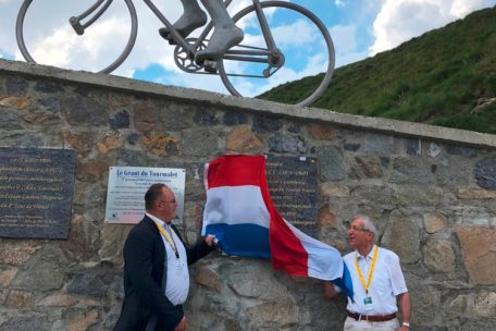 „Wir haben sportspress.lu auf den Tourmalet gebracht.“ Petz Lahure (r.) enthüllt mit dem damaligen Sportminister Romain Schneider die Plakette zu Ehren von Alphonse Steinès.