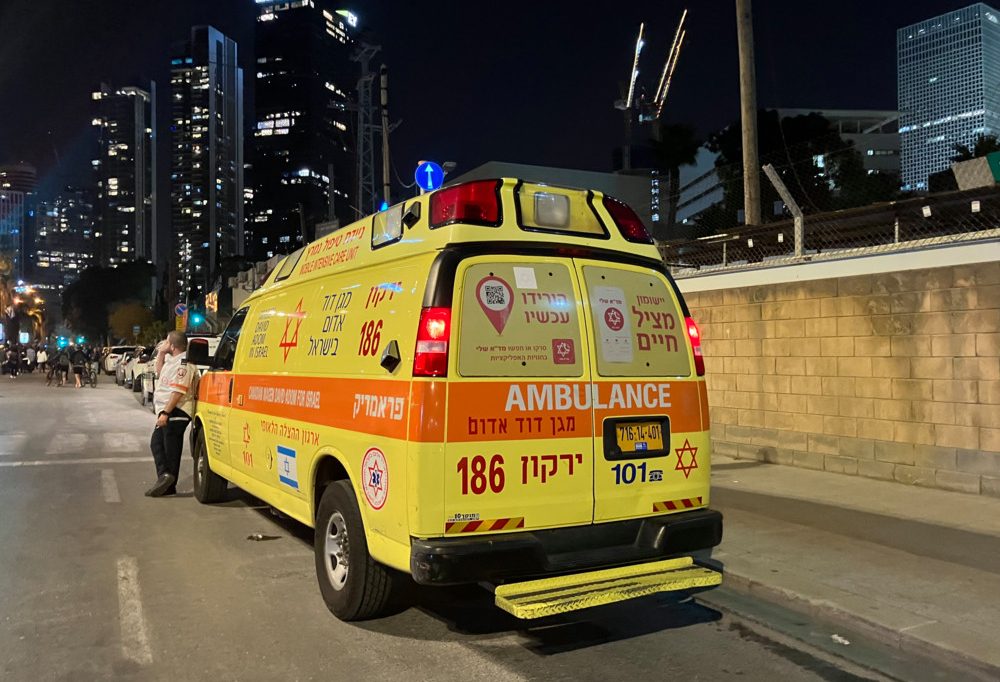 Nahost / Anschlag in Israel – Fahrer rammt und verletzt Menschen an einer Bushaltestelle