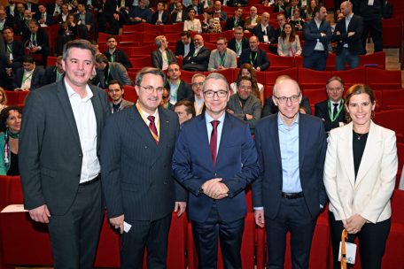 Anthony Cirot, umgeben von den Vertretern der Luxemburger Regierung: Lex Delles, Xavier Bettel, Luc Frieden und Elisabeth Margue