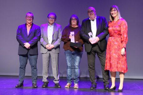 Die „bénévole“ des Jahres: Ginette Hansen (Swimming Club Era, M.) und Nico Engel (Basket Esch, 2.v.r.) mit ihren Preisen und zusammen mit dem Präsidenten der Sportkommission Jacques Müller (l.), dem Sportschöffen André Zwally (2.v.l.) und Norma Zambon (r.), Chefin des „Service des sports“ der Stadt Esch