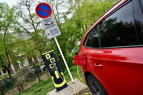 Petitionen fordern / Keine „Chèques-services“ ohne Arbeit – und billiger Tanken für Elektrofahrer 