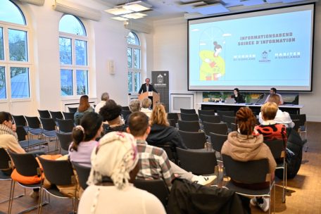 Sozialschöffe René Manderscheid eröffnet die Veranstaltung „Wunnen zu Diddeleng“