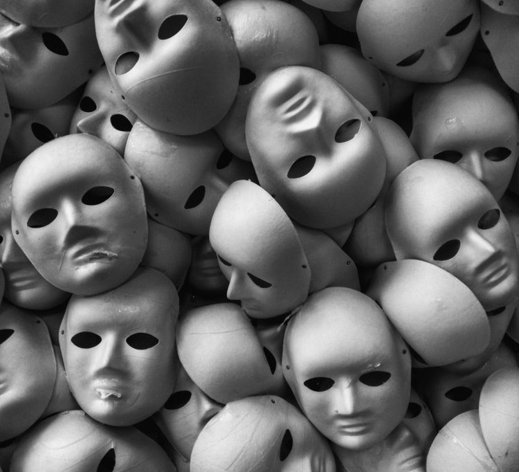 Livre / „Le barman du Ritz“: un grand livre sur l’occupation qui ressemble à un théâtre de masques 