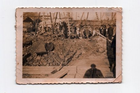 Ostarbeiterinnen bei der Arbeit auf einer Baustelle in Differdingen