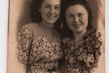 Maria Talpa (l.) und ihre Freundin Sascha nach dem Krieg