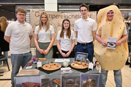 „Är Buppekichelcher“ (v.l.: David, Kira, Lena, Olivier und Nicolas) lockt die Kundschaft mit Kostproben und einem Kartoffelkostüm an