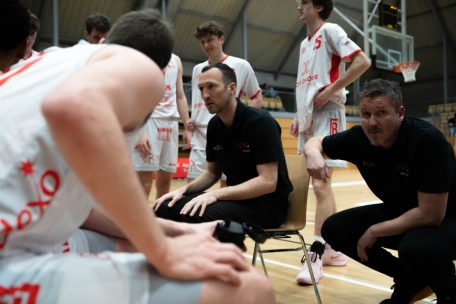 Vom ehemaligen Spieler zum Trainer: Pitt Koster vertrat gemeinsam mit Damen-Coach Mike Feyder (r.) den angeschlagenen Karl Abou Khalil