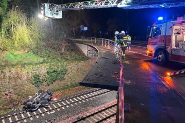 Deutschland / Auto stürzt in Trier fünf Meter tief von einer Brücke auf die Bahngleise