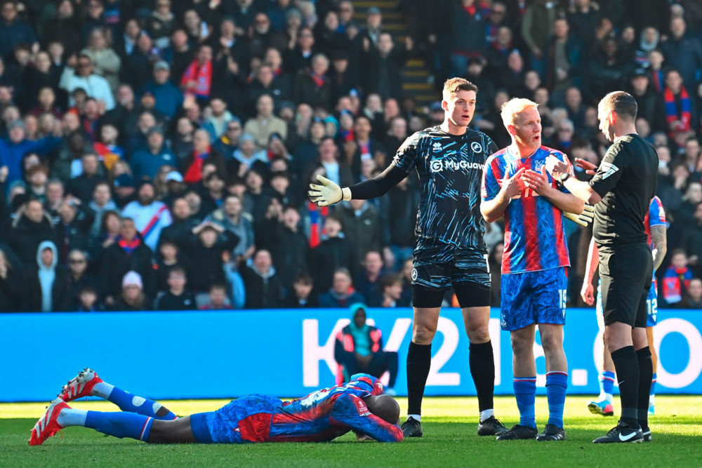 Fußball / Schumacher 2.0? Horror-Foul an Mateta schockt englischen Fußball