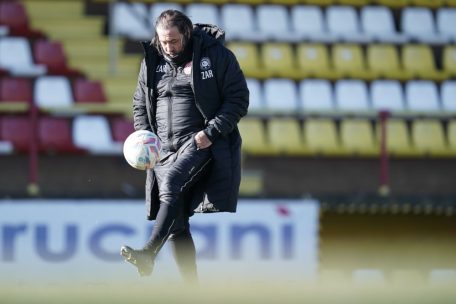 Hinter den Kulissen / Unzufriedene Mondorfer und Hüftwackler beim Derby