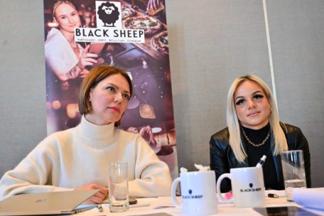 Katharina Lukaschevic (links) und Laura Scrivo (rechts) der Gruppe „Black Sheep“ machen sich Sorgen um die Zukunft der Gastronomie