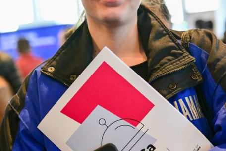 Die 22-jährige Lily hofft auf erste Erfahrungen als Bedienungskraft