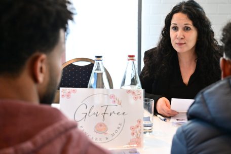 Betreiberin des „GluFree“ Sandra Tinelli im Austausch mit potenziellen Kandidaten