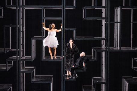 „Dreigroschenoper“ im Grand Théâtre / „Die Welt ist arm, der Mensch ist schlecht, da hab’ ich eben leider recht!“