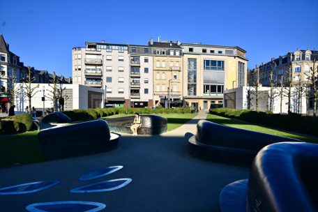 Es tut sich was rund um den Brillplatz: Auch wenn der Pavillon 3 (r.) neu ausgeschrieben werden muss, hat das „Mise en Scène“ wieder geöffnet. Zudem schreiten die Arbeiten im Theater-Café voran.